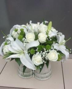 Beyaz çiçek arajmanı